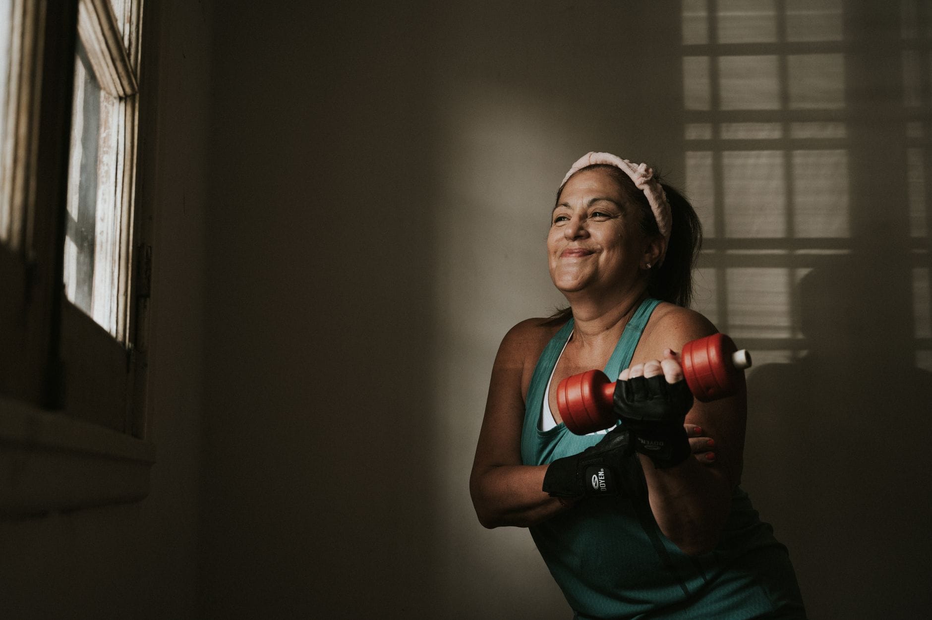 The Dumbbell Workout Plan Women Actually Stick With (No Gym Required)